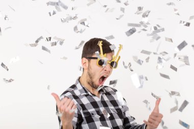 İnsanlar, tatil ve parti kavramı - beyaz arka plan üzerinde deli yüz ile komik adam