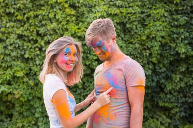 Dostluk, festival Holi - holi Festivali genç adamın kirli t-shirt ile genç kadın oyun