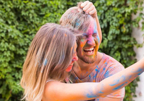 축제 holi, 사람들 개념-화려한 더러운 옷에서 젊은 부부 복용 selfie — 스톡 사진