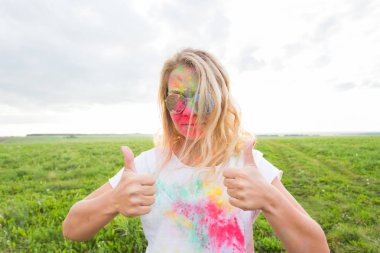 Holi Festivali ve insanlar kavramı - gösterilen renkte mutlu kadın Yaşasın
