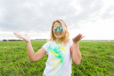 Eğlence, mutlu, insanlar ve tatil kavramı - Holi boya partide neşeli genç kadın