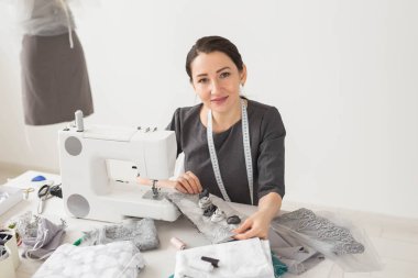 Terzi, terzi ve yaratıcı kavramı - moda tasarımcısı beyaz arka plan üzerinde dikiş makinesi ile portresi