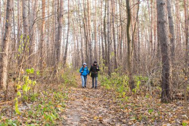 Seyahat, turizm, zam ve insanlar kavramı - turist kaç sonbahar orman içinde