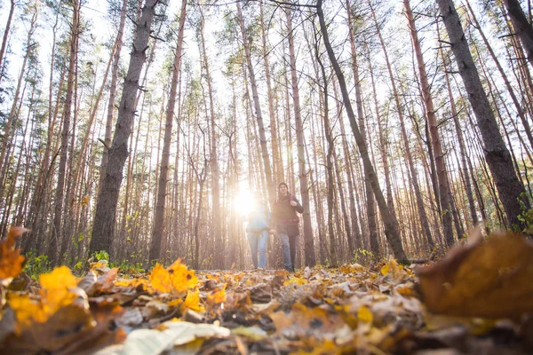 Avonturen, toerisme en natuur concept - lage-hoek schot van wandelen wandeling paar op afstand — Stockfoto