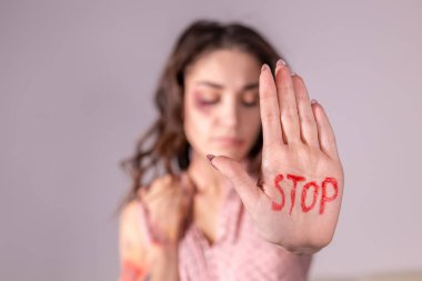 Aile içi şiddet, protesto ve insanlar kavramı - esmer kadın elinde gri Oda üzerinde inkar durağı ile ifade