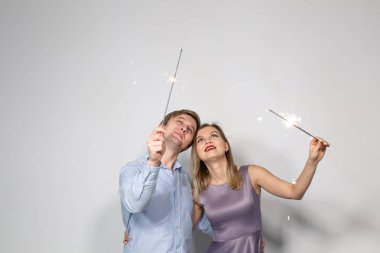 Eğlenceli, aşk ve tatil kavramı - erkek ve kadın havai fişekleri ile dalga geçmeyi