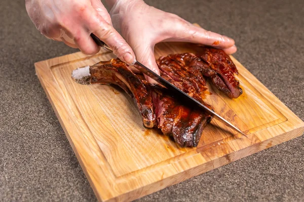 Comida, delicioso e conceito de artesanato - porção de bife grelhado — Fotografia de Stock