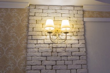 İç ve mobilya kavramı - lamba ışık duvardaki