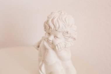 heykelcik ve iç kavramı - beyaz seramik melek