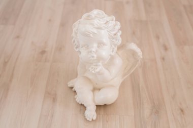 heykelcik ve iç kavramı - beyaz seramik melek