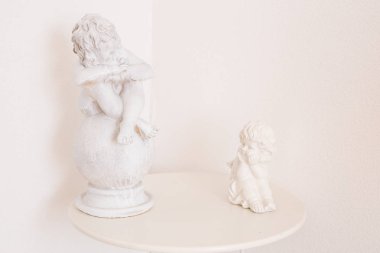 heykelcik ve iç kavramı - beyaz seramik melek