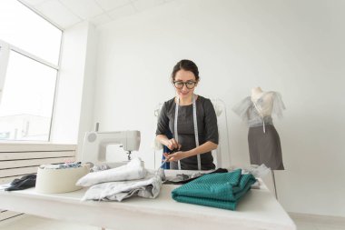 Terzi, moda, terzi ve insanlar kavramı - onun galeride çalışan genç kadın moda tasarımcısı