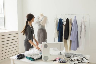 Terzi, moda tasarımcısı ve terzi kavramı - çalışma süreci, manken üzerinde kıyafet Tasarımcısı Süsle