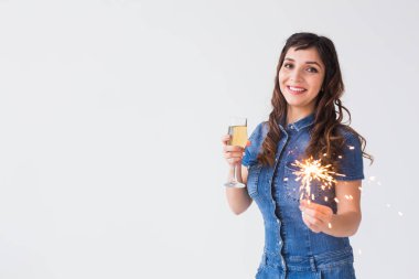 İnsanlar, kutlama ve tatil kavramı - maytap ve şampanya kopya alanı ile beyaz arka plan üzerinde güzel kadınla