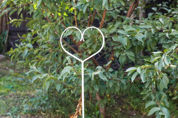 Decor and design - Forged metal heart in the garden — Stock Photo, Image
