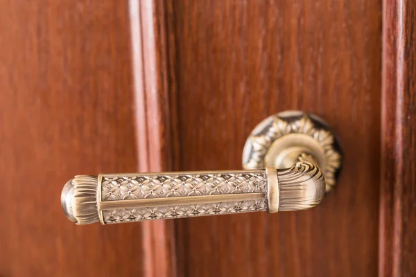 Oude houten deur met een deurknop. — Stockfoto