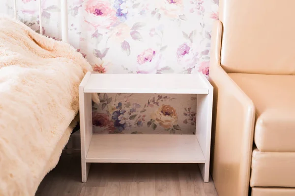İç ve mobilya kavramı - roomstylish kumaş komidin içinde yeni rahat kanepe — Stok fotoğraf