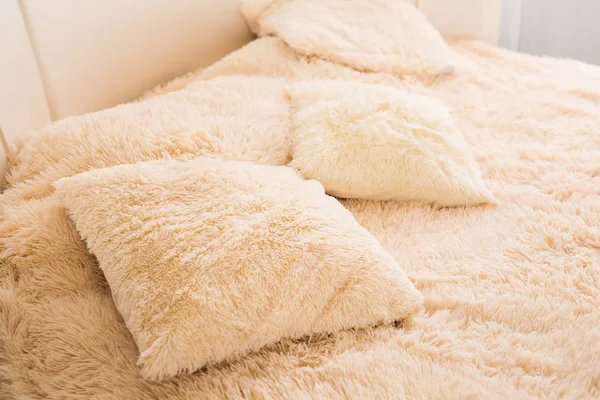 Almohadas esponjosas beige en la cama en el acogedor dormitorio, concepto de diseño de interiores —  Fotos de Stock