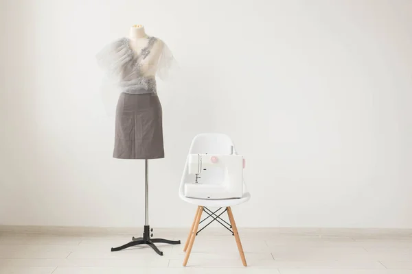 Dressmaker, designer de moda e conceito de alfaiate - Foto do ambiente de trabalho costureira em fundo branco com espaço de cópia — Fotografia de Stock