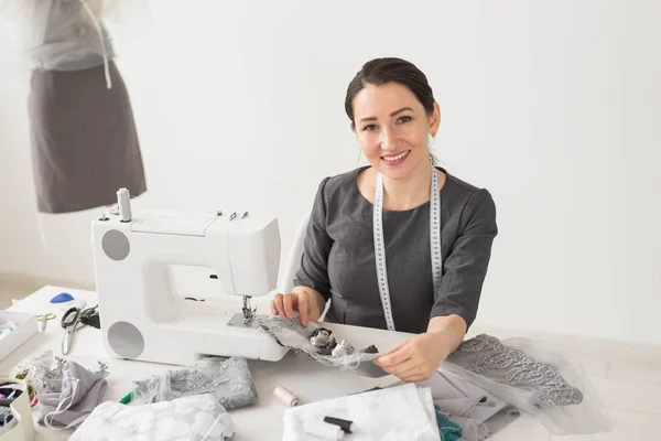 Dressmaker, sastre y concepto creativo - Retrato del diseñador de moda con máquina de coser sobre fondo blanco — Foto de Stock