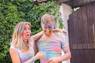 Tatil, bayram ve insanlar kavramı - eğleniyor çift ahşap kapı yakınındaki boya kaplı