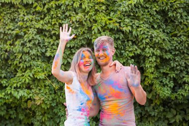 Tatil, bayram ve insanlar kavramı - mutlu çift eğlenceli Paint'de kaplı olması