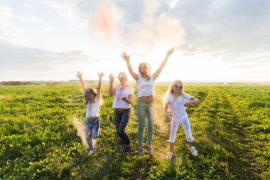 Tatil, yaz ve eğlenceli kavram - bir grup insan holi Festival alanında dans