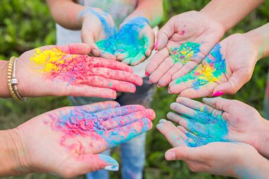 Hint tatil, eğlenceli ve Holi festival kavramı - farklı renklerde örtülü kadın avuç içi