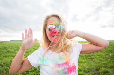 Holi Festivali ve insanlar kavramı - renkli niteliğine mutlu kadın