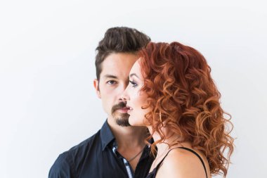 İnsanlar ve güzellik kavramı - kafa çift ciddi yüzler ile portresi beyaz duvardan vurdu