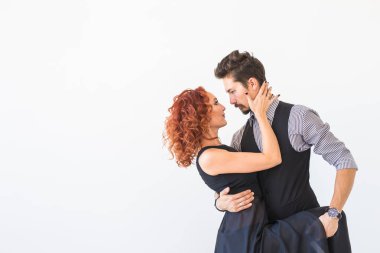 Sosyal dans, salsa, zouk, tango, kizomba kavramı - güzel çift kopya alanı ile beyaz arka plan üzerinde beyaz arka plan üzerinde bachata dansı