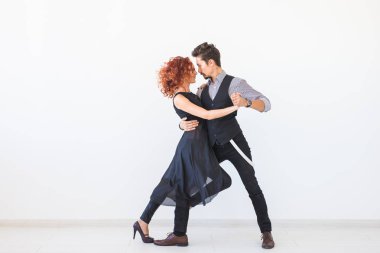 Sosyal dans, kizomba, tango, salsa, insanlar kavramı - güzel çift kopya alanı beyaz zemin üzerine bachata dansı