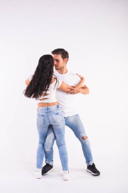 Beyaz arka plan üzerinde Salsa, kizomba ve bachata dansçılar. Sosyal dans kavramı