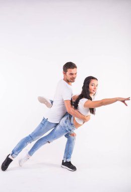 Beyaz arka plan üzerinde Salsa, kizomba ve bachata dansçılar. Sosyal dans kavramı