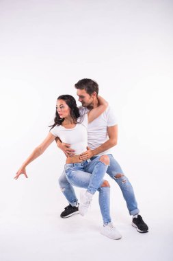 Sosyal danse kizomba veya bachata veya semba ya da taraxia beyaz arka plan üzerinde dans tutkulu Çift