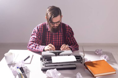 Kişi, retro tarzı ve teknoloji kavramı - daktilo ile ekose gömlekli sakallı yazar yüksek açılı görünüş