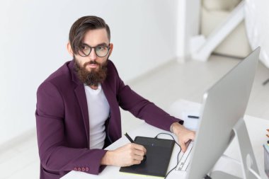 İnsan ve teknoloji kavramı - sakallı, çekici adam bilgisayar üzerinde mor ceket giymiş