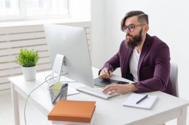 kişi, tasarım ve stil kavramı - grafik tasarımcı tablet bilgisayarda çalışarak yeni Proje çizimi