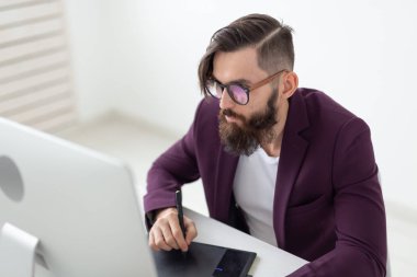 kişi, tasarım ve stil kavramı - grafik tasarımcı tablet bilgisayarda çalışarak yeni Proje çizimi