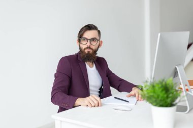 İnsan ve teknoloji kavramı - adam oturur ve bilgisayarda çalışır