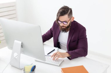 Illustrator uygulaması, tasarım ve stil kavramı - grafik tasarımcı tablet bilgisayarda çalışarak yeni Proje çizimi