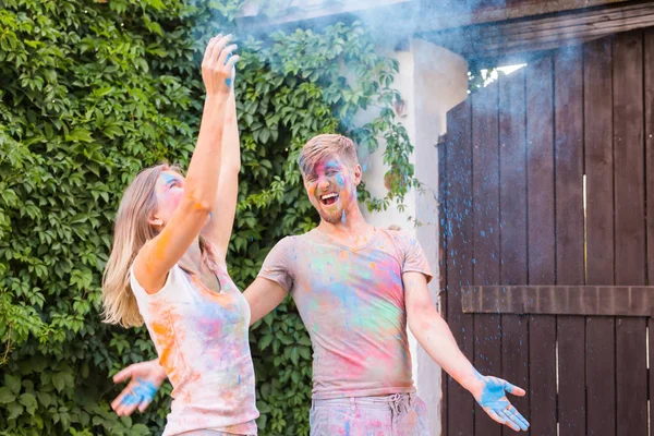霍利节, 友谊-年轻人玩的颜色在神圣的节日 — 图库照片