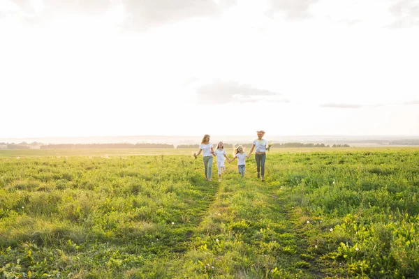 Rodzina, zabawa i koncepcja holiday - matki i córki odchodzi w zielone pola — Zdjęcie stockowe