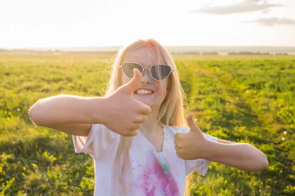 Vacaciones indias, diversión y el concepto del festival Holi - chica adolescente feliz con gafas de sol cubiertas de polvo de color divertirse al aire libre —  Fotos de Stock