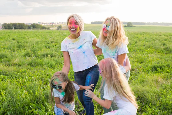 Concepto de vacaciones, verano y diversión - Grupo de personas bailando en el campo en el festival holi —  Fotos de Stock