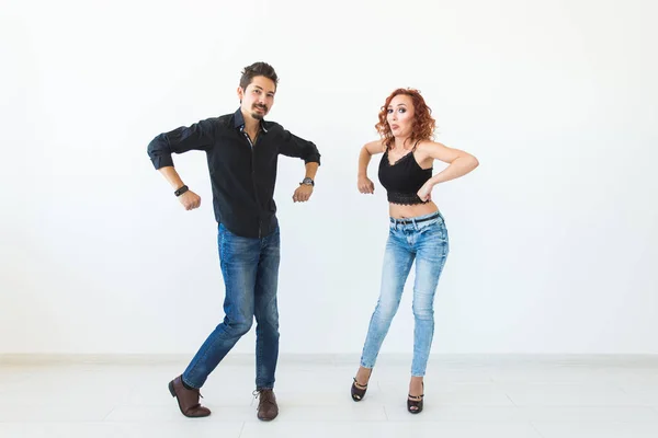 Social dans koncept - galen dans, glada par över vit bakgrund — Stockfoto