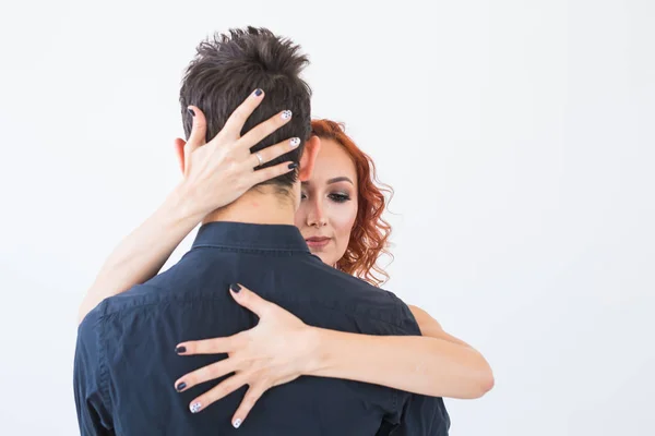 Romântico, dança social, conceito de pessoas - casal bachata dança no estúdio, homem abraçando a mulher de suas costas — Fotografia de Stock