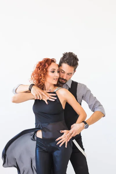 Dança social, bachata, kizomba, conceito de pessoas - Jovem mulher bonita em vestido rosa e homem dançando valsa ou salsa — Fotografia de Stock