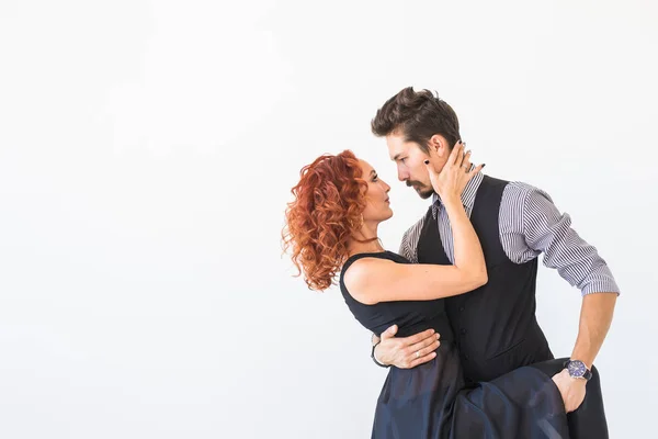 Baile social, salsa, zouk, tango, concepto kizomba - hermosa pareja bailando bachata sobre fondo blanco sobre fondo blanco con espacio para copiar — Foto de Stock