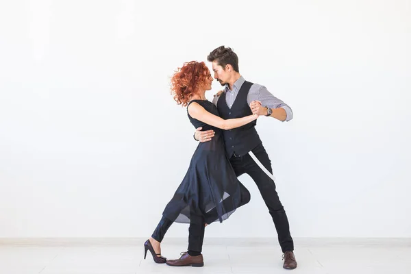 Соціальний танець, кіомба, танго, сальса, концепція людей - красива пара танцює баната на білому тлі з місцем для тексту — стокове фото